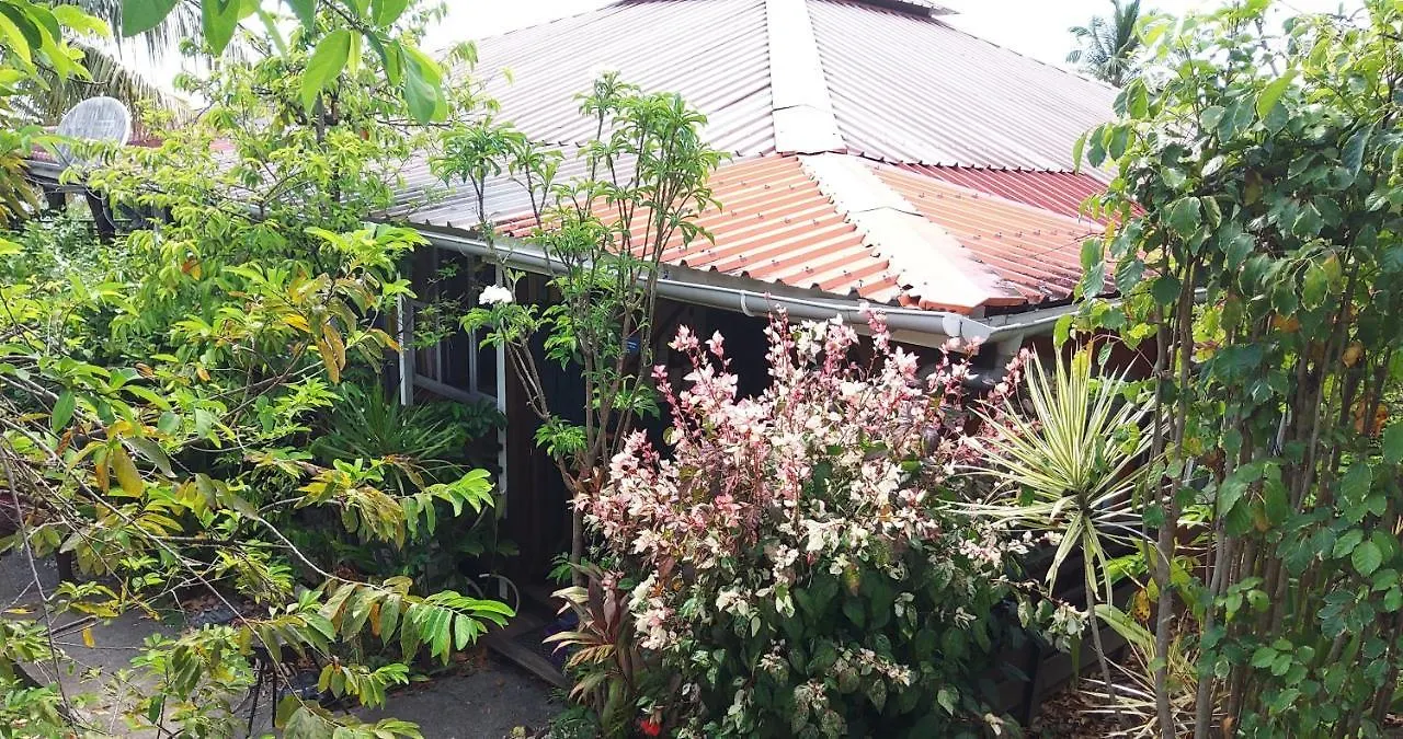 Les Gites Du Domaine De Petite-Anse Bouillante 0*,